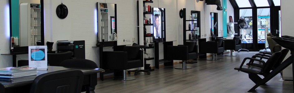 De knipstoelen en spiegels in de salon van Hairpoint Goes